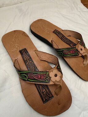 Anay Pe Hand-Tooled Tropical Floral Genuine Leather Thong Sandals — Women's Size
